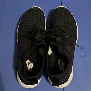 Ladies Nike Tennis shoes